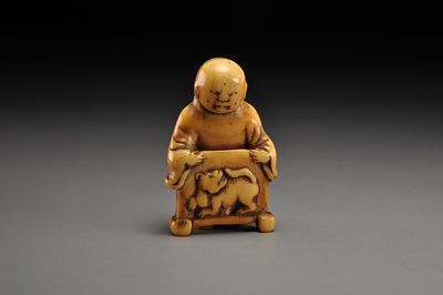 Netsuke / Нэцкэ Юноша с ширмой. Япония, период Эдо, первая половина XIX века 
Слоновая кость; 
