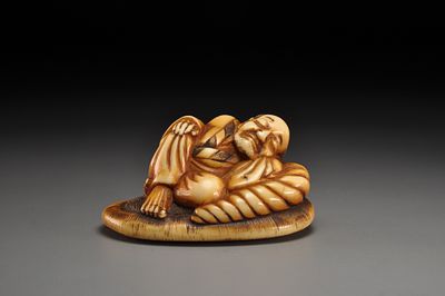 Netsuke / Нэцкэ Самурай на сандалии. Япония, Камигата, период Эдо, начало XIX века 
Слоновая 