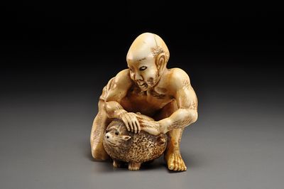 Netsuke / Нэцкэ Японец с тануки. Япония, Осака, период Эдо, середина XIX века 
Слоновая кость: 
