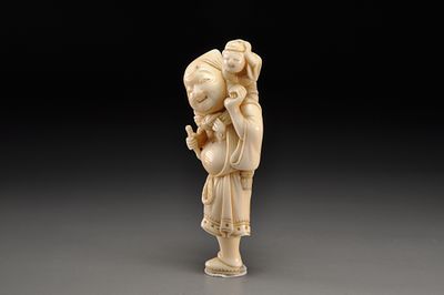 Netsuke / Нэцкэ Путник с ребенком на плече. Япония, вторая половина XIX века, период Мэйдзи. 