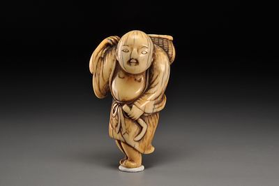 Netsuke / Нэцкэ Крестьянин с камой. Япония, Камигата, период Эдо, конец XVIII - начало XIX века 