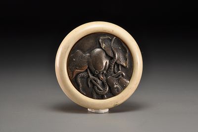 Netsuke / Нэцкэ Осьминог в листьях лотоса. Япония, XIX век. 
Слоновая кость; резьба; работа по 