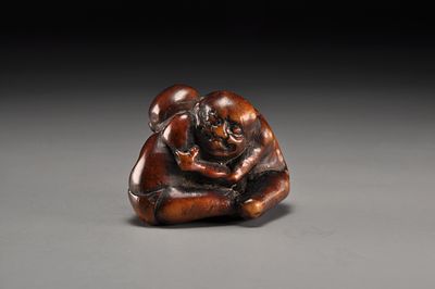 Netsuke / Нэцкэ Борцы. Япония, период Эдо, первая половина XIX века 
Дерево; резьба. 
Длина: 34 