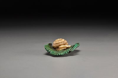 Netsuke/ Нэцкэ Улитка на виноградном листе. Япония, период Мейдзи - Тайсе, XX век 
Рог; резьба 