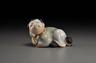 Netsuke/ Нэцкэ Лежащий мальчик карако (Hirado porcelian). Япония, вторая половина XIX века 