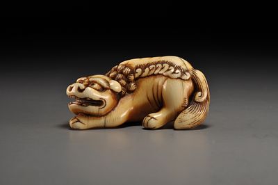 Netsuke / Нэцкэ Крадущийся шиши. Япония, Камигата, период Эдо, первая половина XIX века 