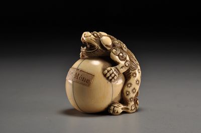 Netsuke / Нэцкэ Шиши с шаром. Япония, Камигата, первая половина XIX века. 
Слоновая кость; 