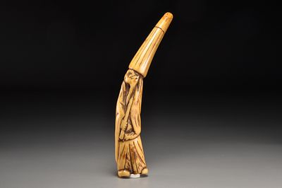 Netsuke / Нэцкэ Храмовый служка с зонтиком . Япония, период Эдо, XVIII век 
Слоновая кость: 
