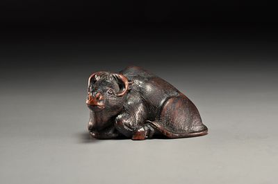 Netsuke / Нэцкэ Лежащий бык. Япония, период Мейдзи, вторая половина XIX века. 
Дерево; резьба 