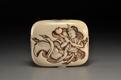 Netsuke/ Нэцкэ Парящая Тэннин. Япония, XIX век, период Эдо 
Слоновая кость; резьба, тонировка 