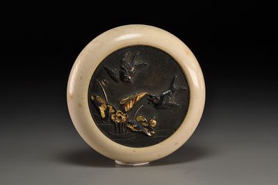 Netsuke / Нэцкэ Два воробья парящие в листьях лотоса. Япония, XIX век. 
Слоновая кость; резьба; 