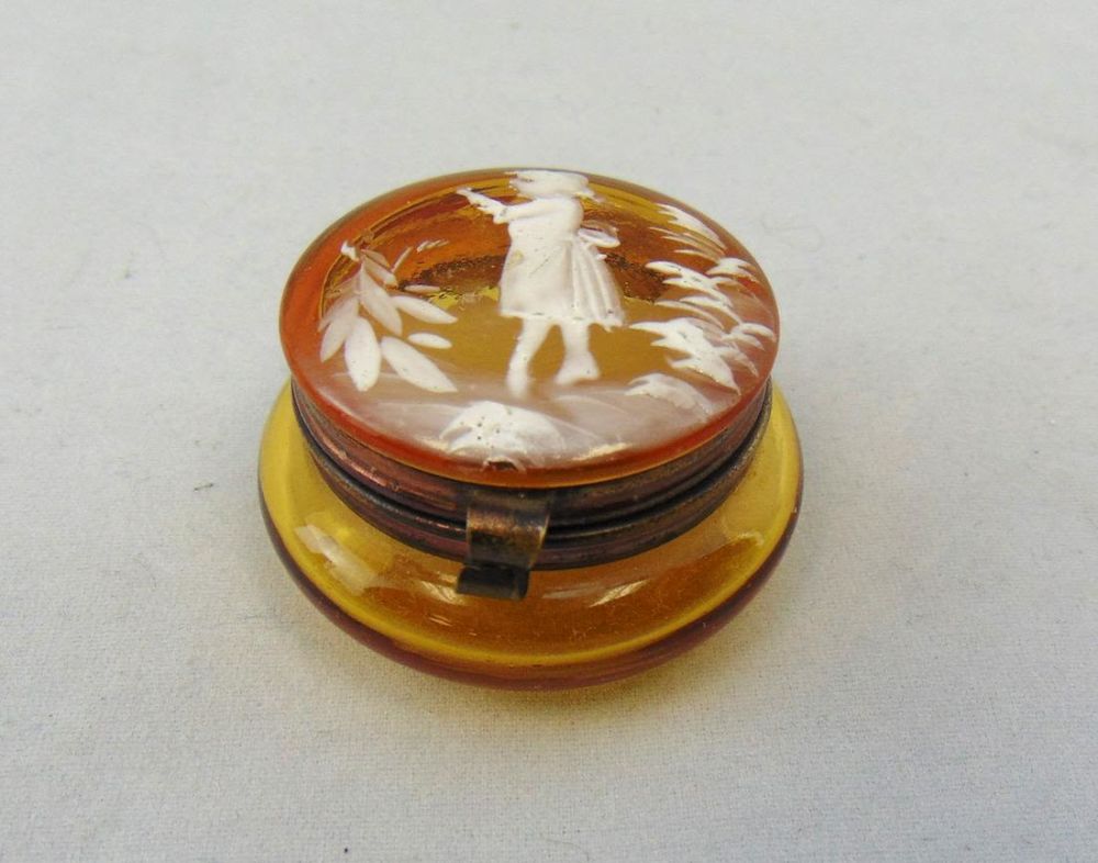 Lot 193: Mary Gregory glass pill box
