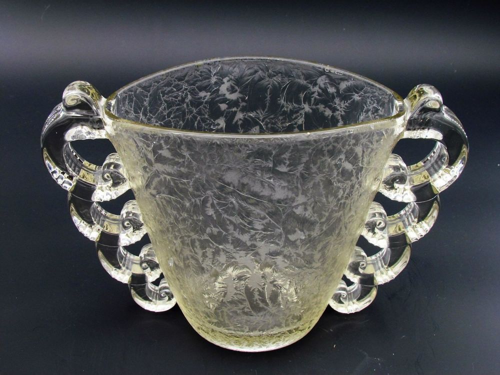 Lot 176: D Avesn Art Deco glass vase for Daum