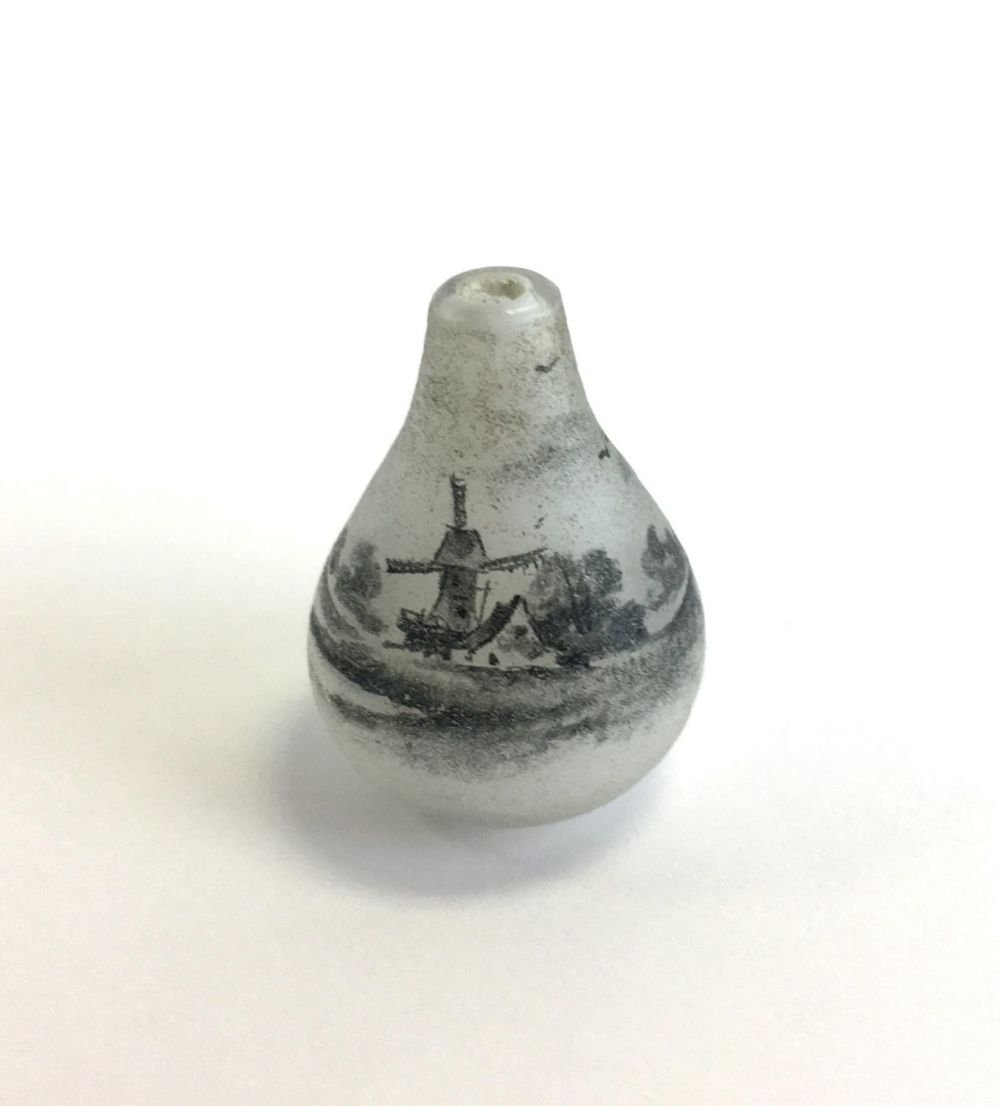 Lot 225: Daum Nancy miniature glass vase