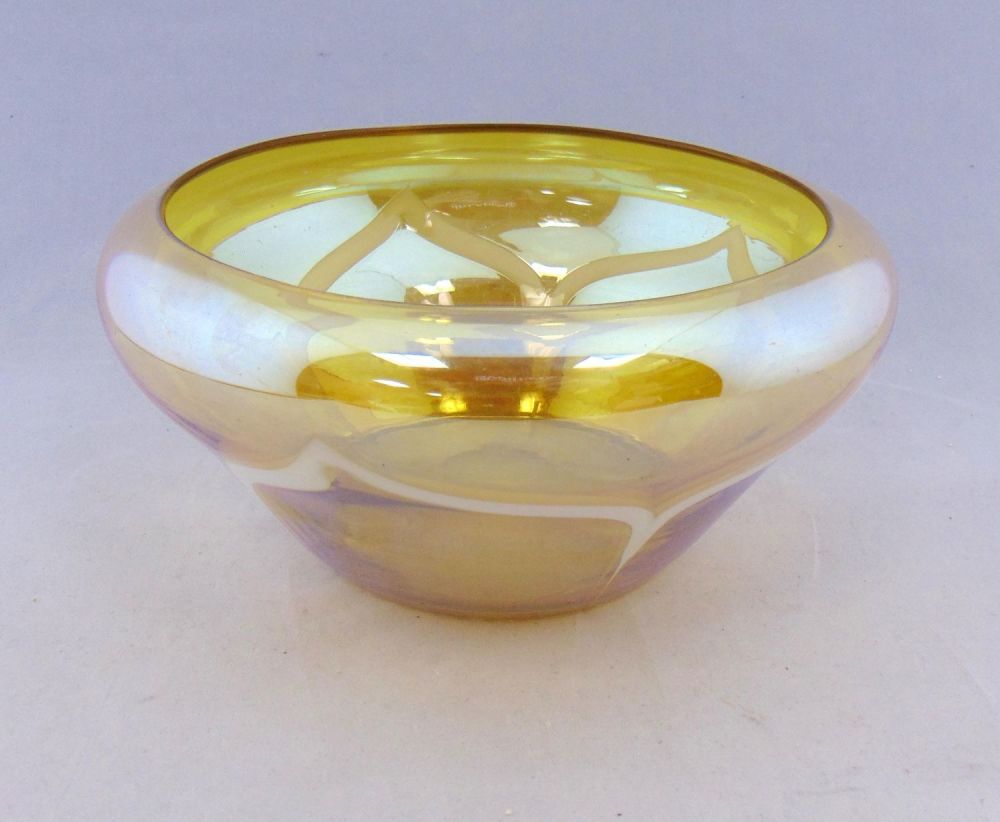 Lot 390: Durand Lustre glass bowl