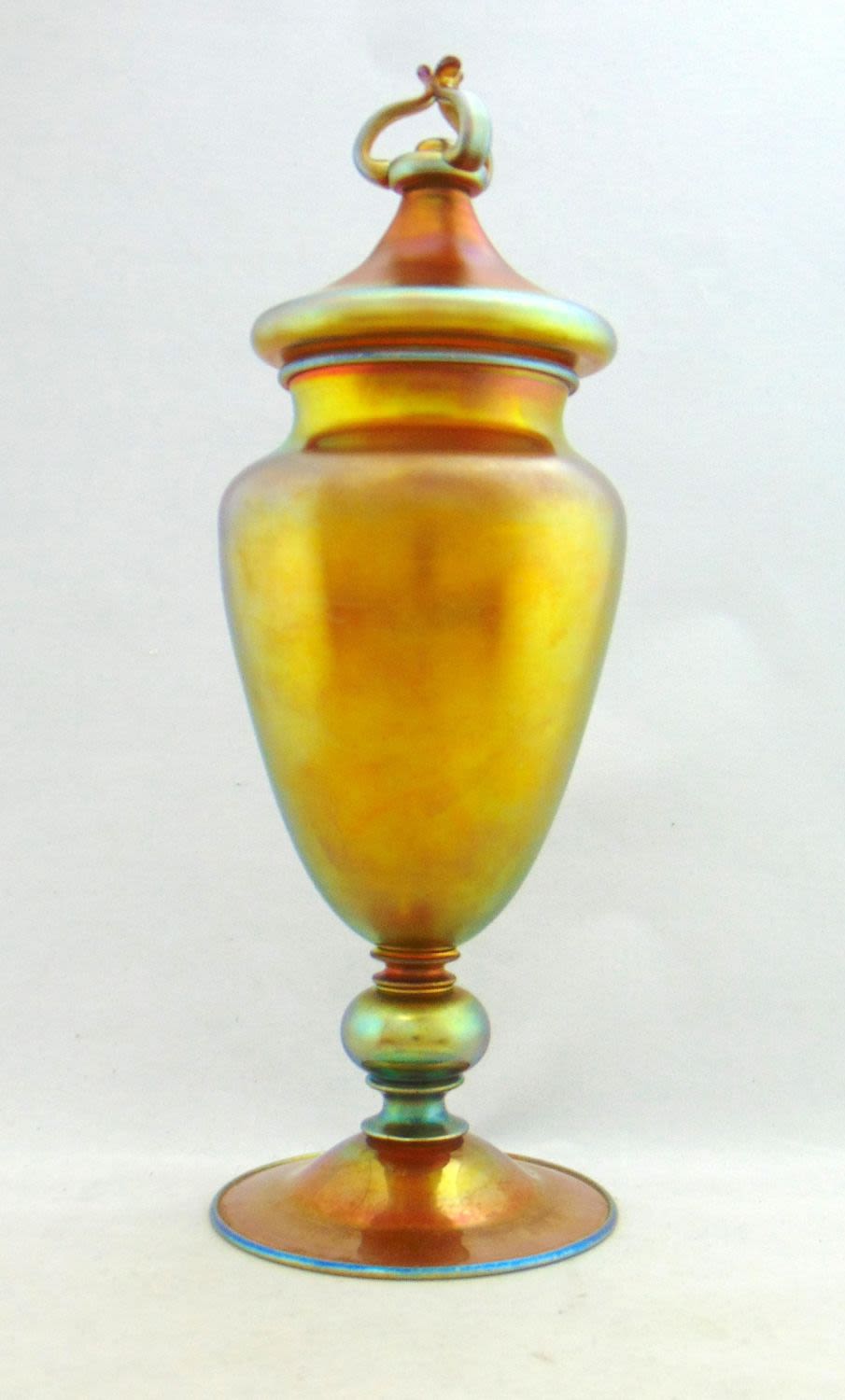 Lot 174: Steuben gold Aurene covered jar