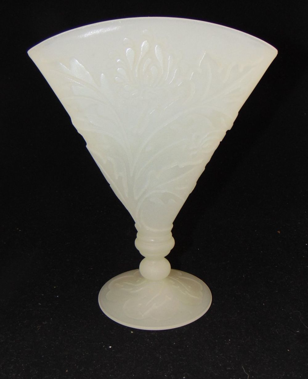 Lot 176: Steuben ACB Ivrene fan vase