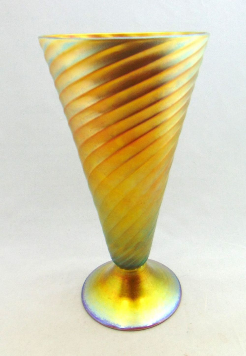 Lot 194: Steuben Gold Aurene glass vase