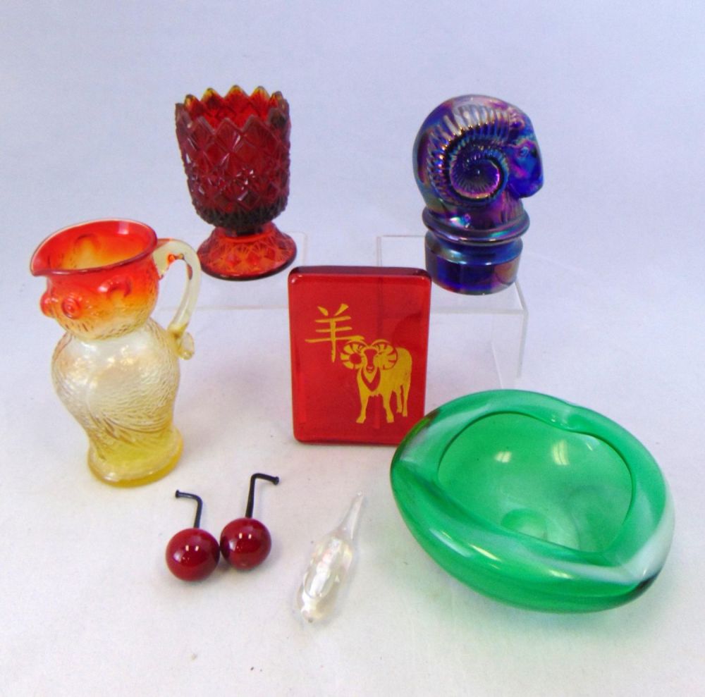 Lot 399: Group of decorative glass items