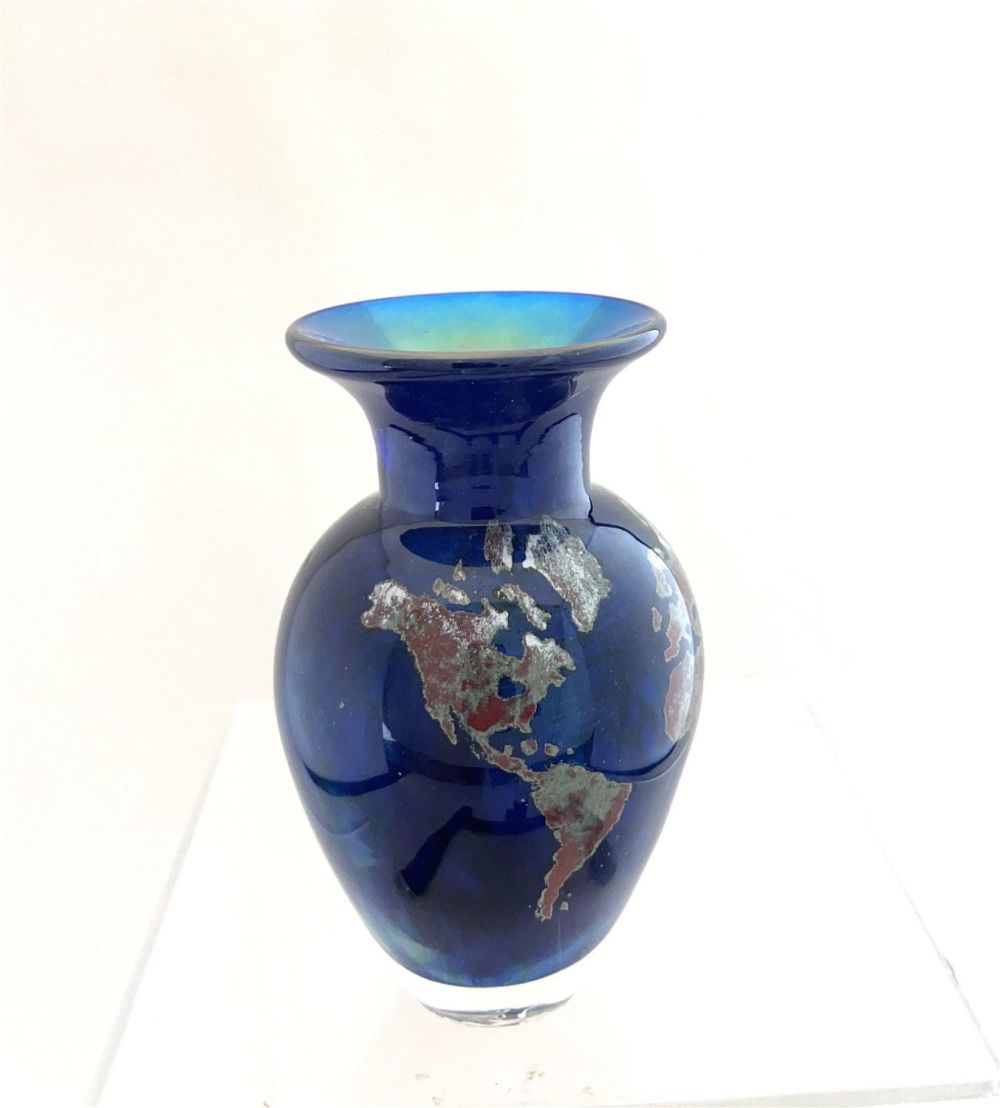 Lot 384: Lundberg World art glass vase