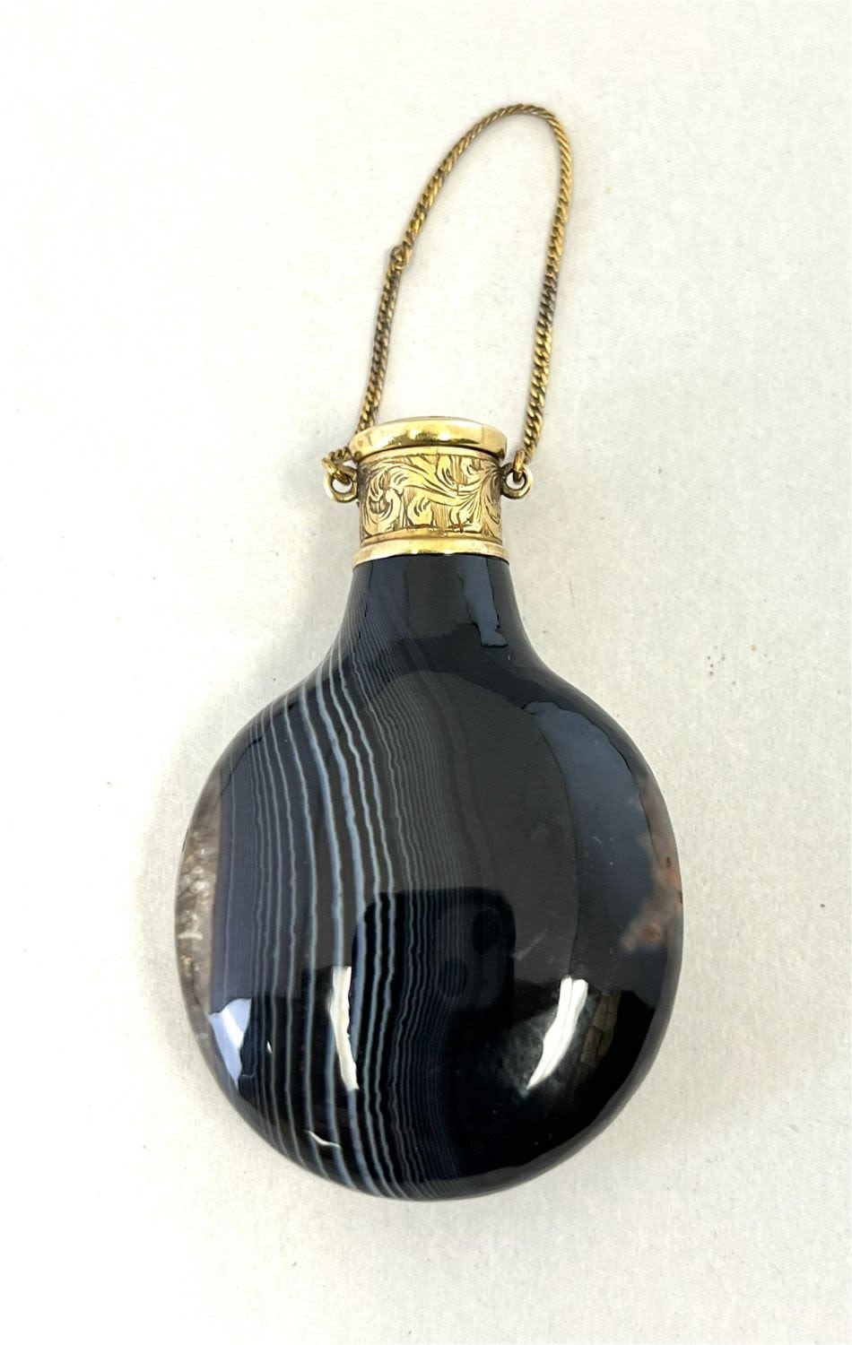 Lot 201: Agate and 18K gold perfume bottle