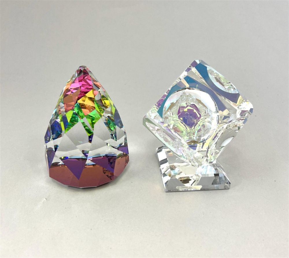 Lot 359: Two piece grouping of Dichroic glass