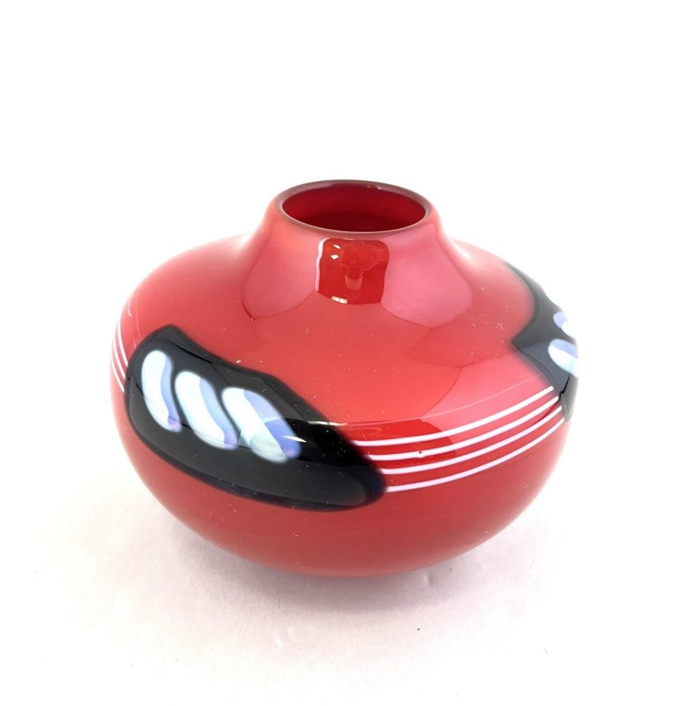Lot 369: Mark Hartung red glass vase