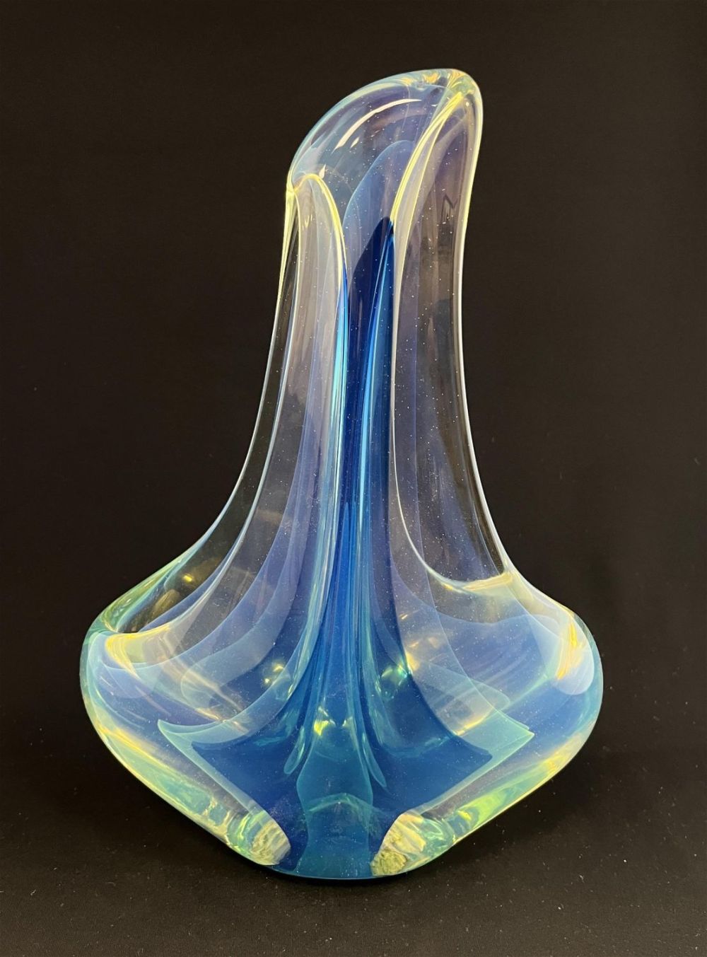 Lot 390: Charles Wright art glass sculpture