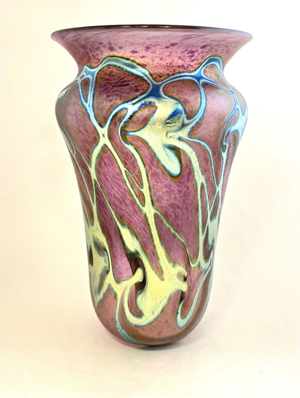 Lot 400: John Lotton crimson art glass vase
