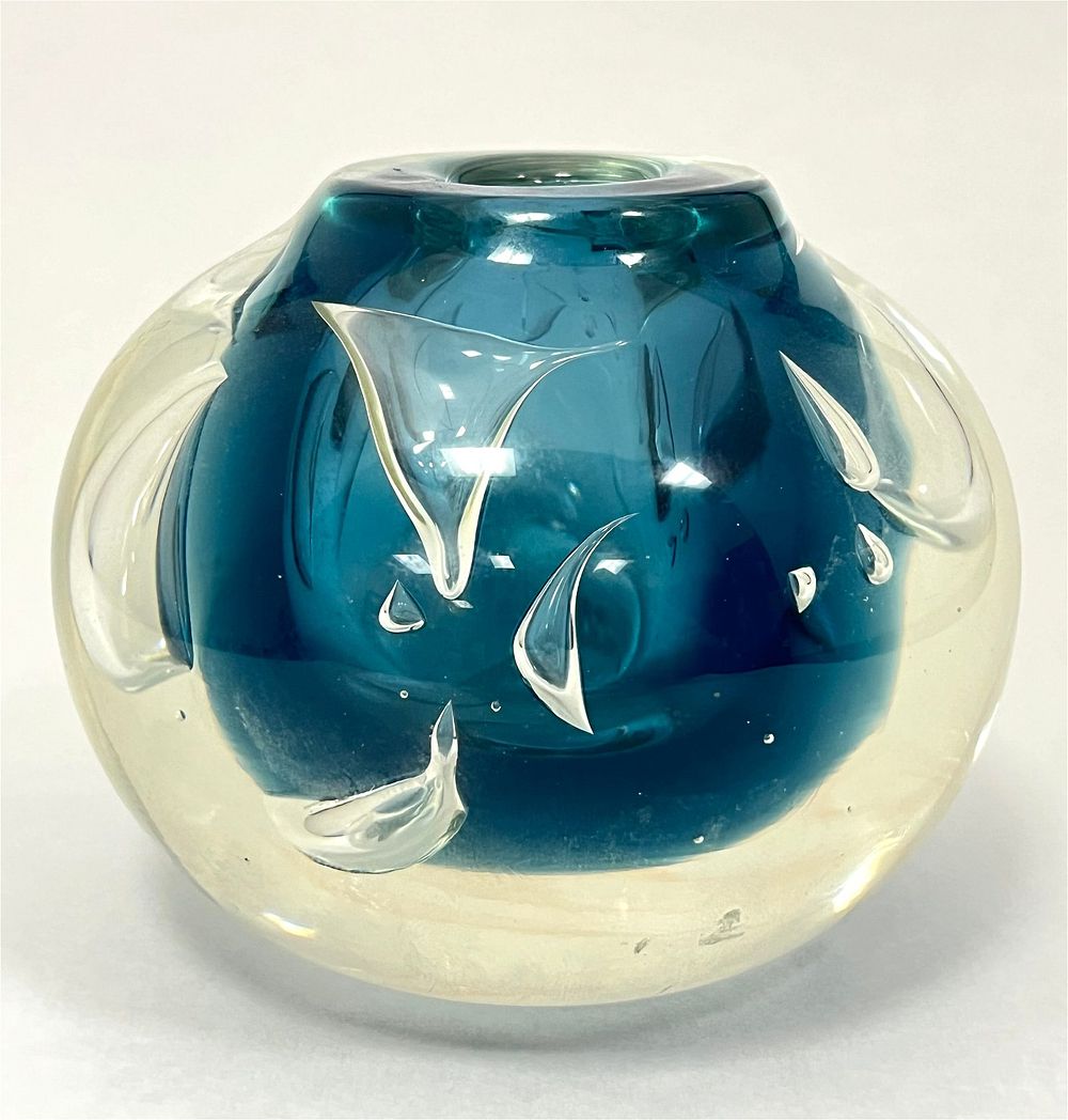 Lot 363: Dominick Labino paperweight