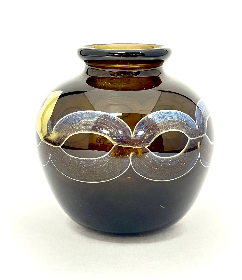Lot 382: Art Reed chain art glass vase