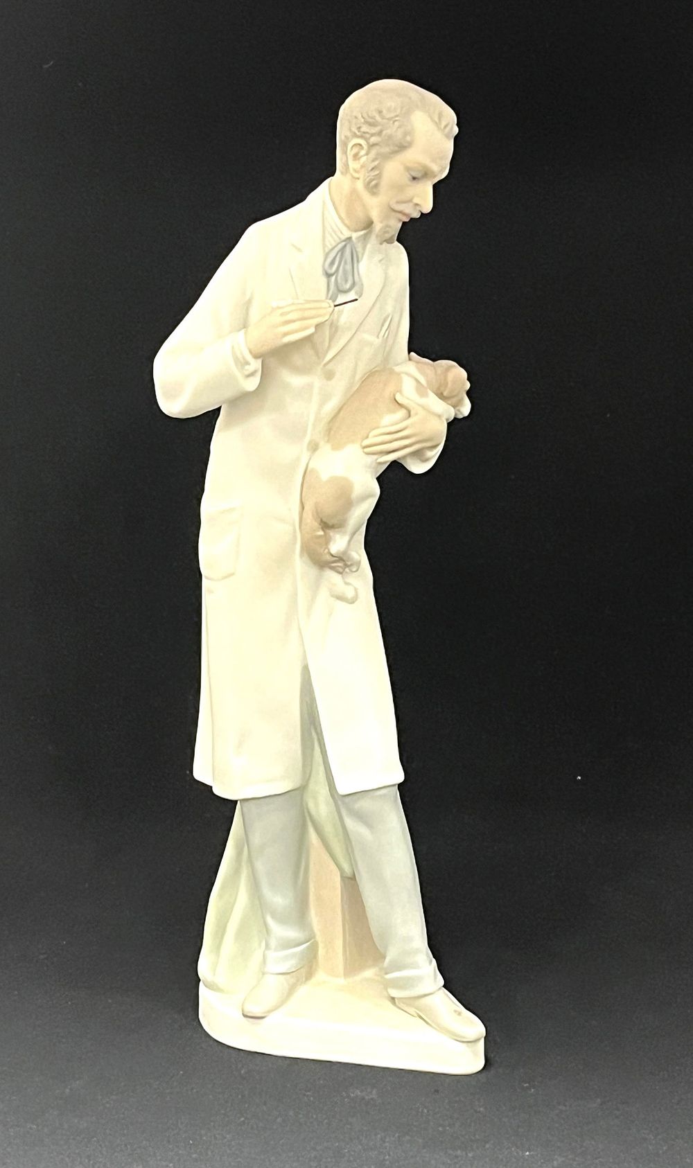 Lot 219: Lladro porcelain figurine