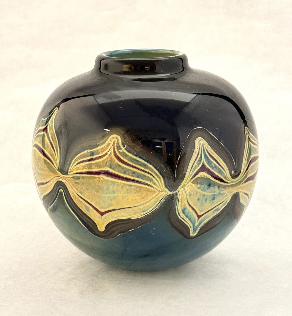Lot 209: Blue Squat Vase