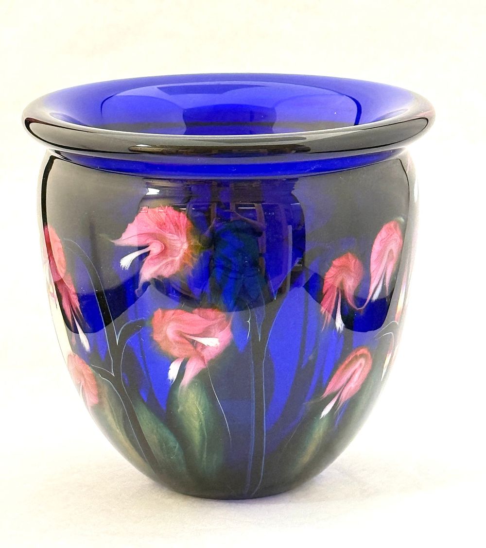 Lot 508: Tim Lotton Art Glass Vase