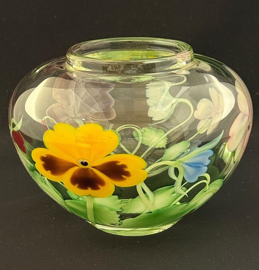 Lot 526: Orient & Flume Paperweight Vase