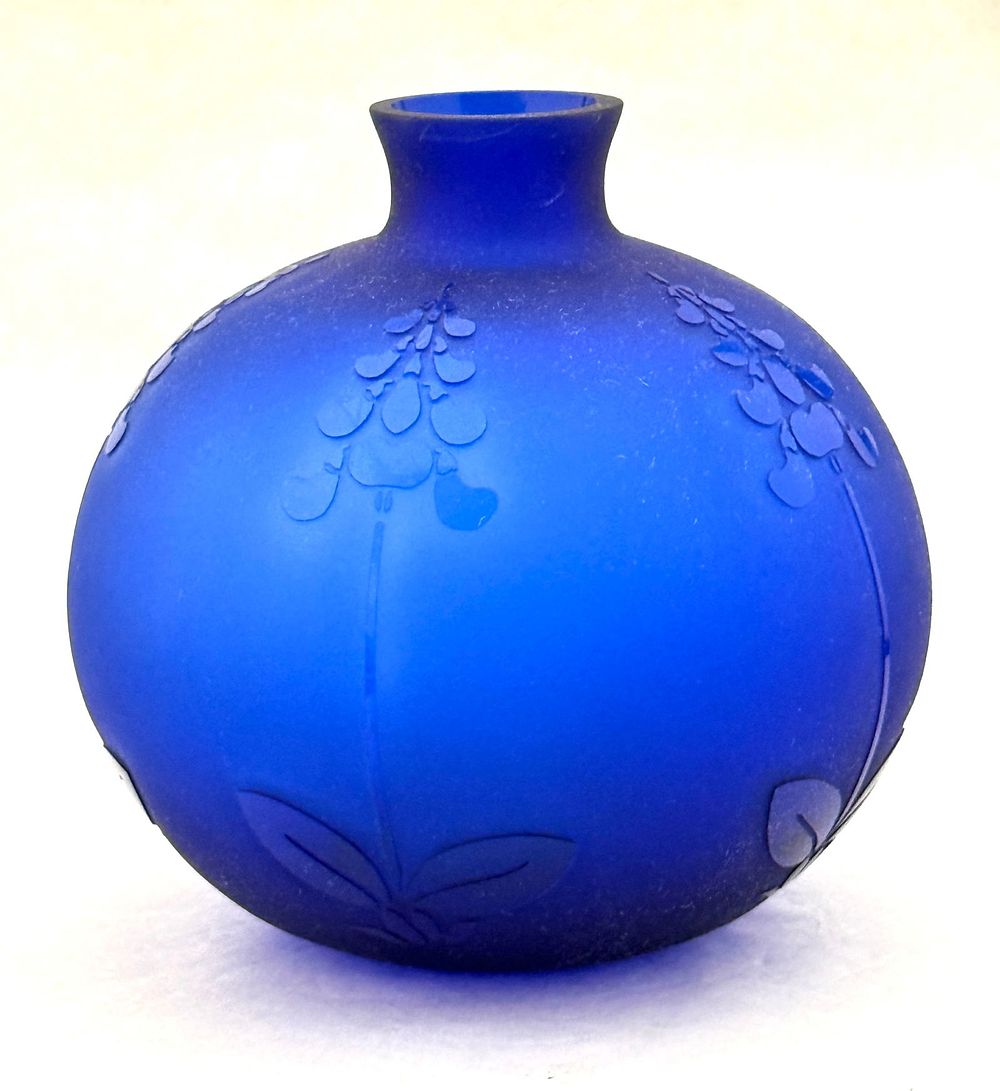 Lot 530: Maryann Wagner  Vase