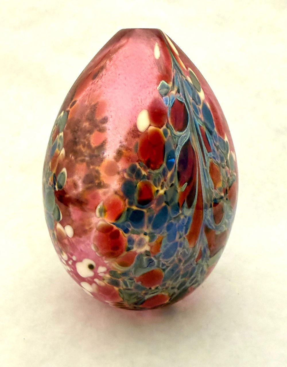 Lot 559: Egg shape paperweight
