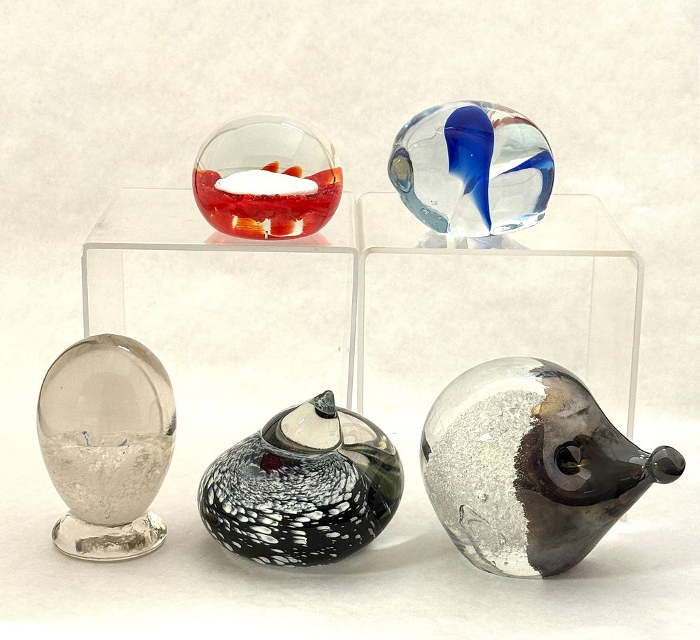 Lot 562: Group of 5 paperweights