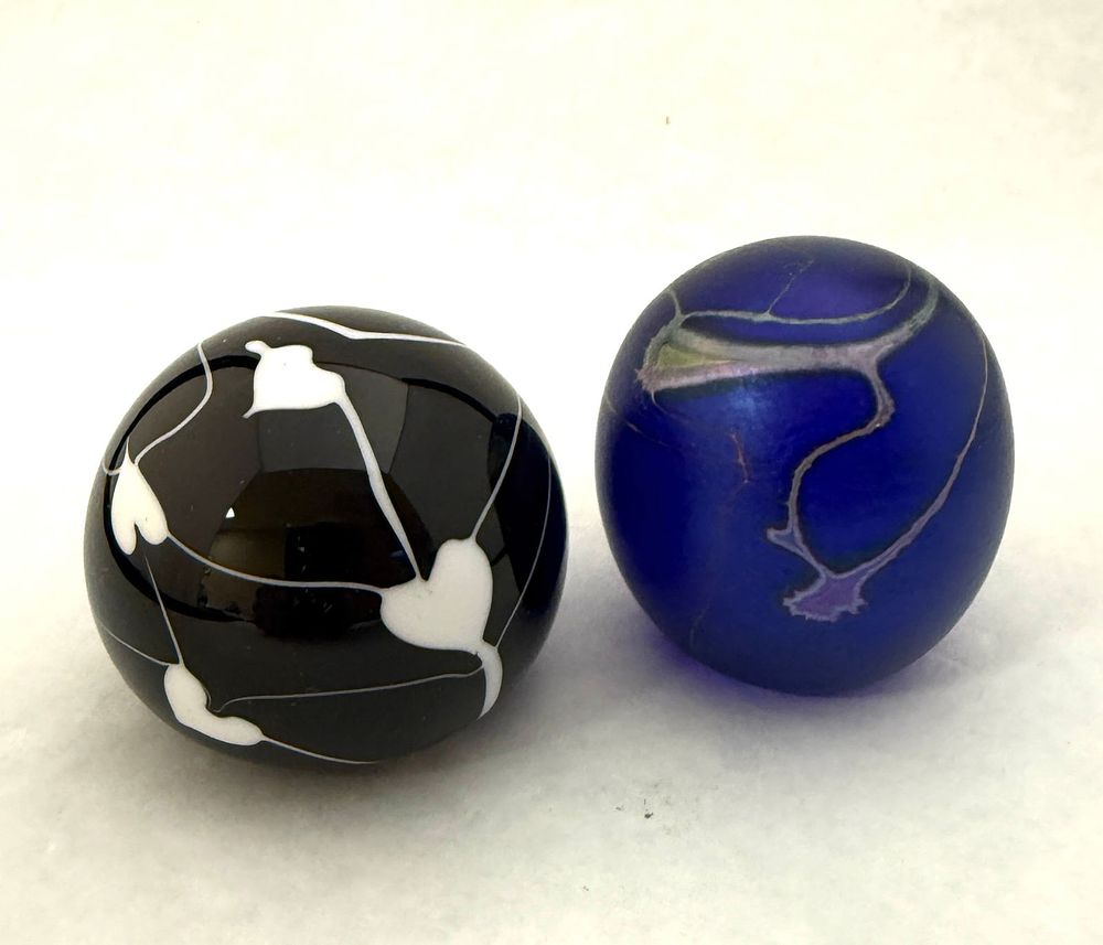 Lot 566: 2 Art Glass Paperweights