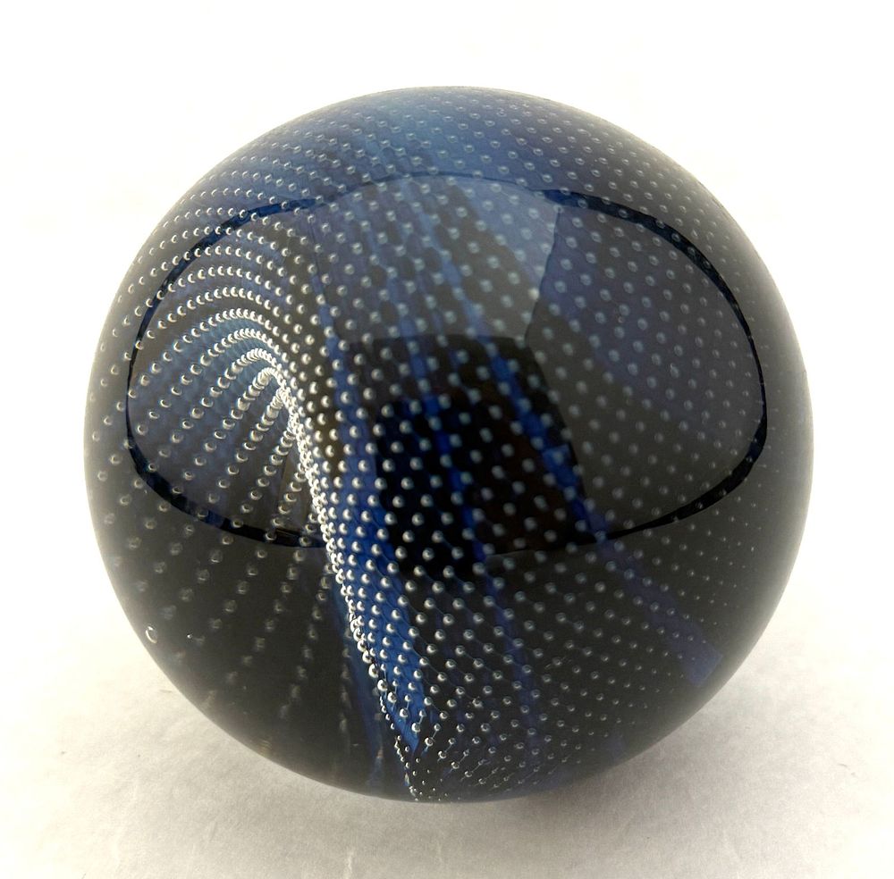 Lot 567: Simpson Art Glass Paperweight