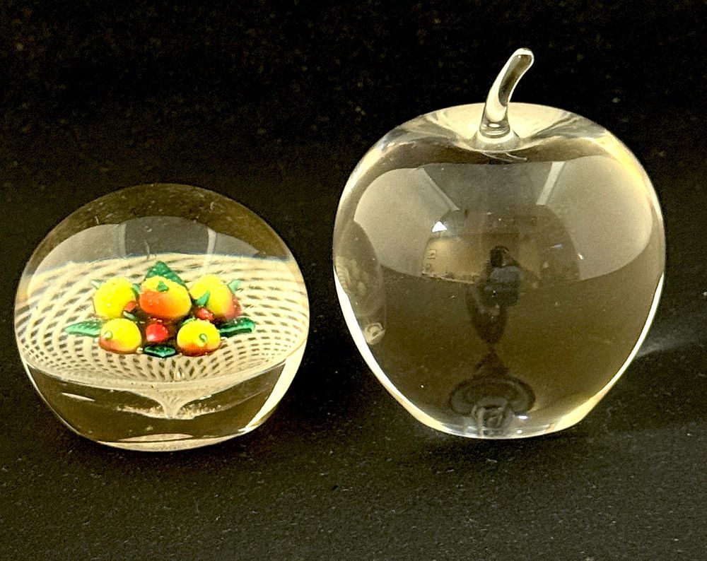 Lot 571: 2 Art Glass Paperweights