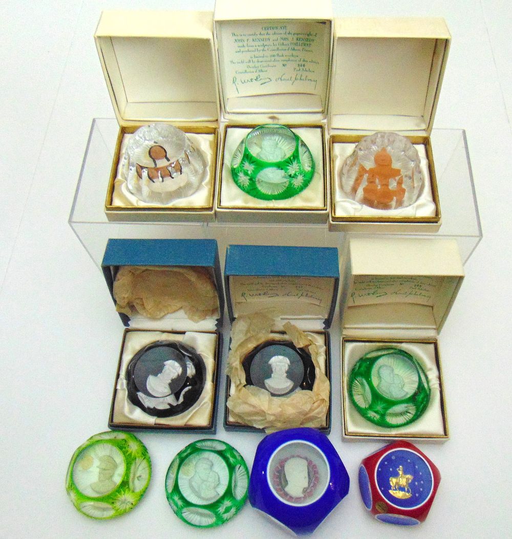 Lot 600: 10 American heritage paperweights