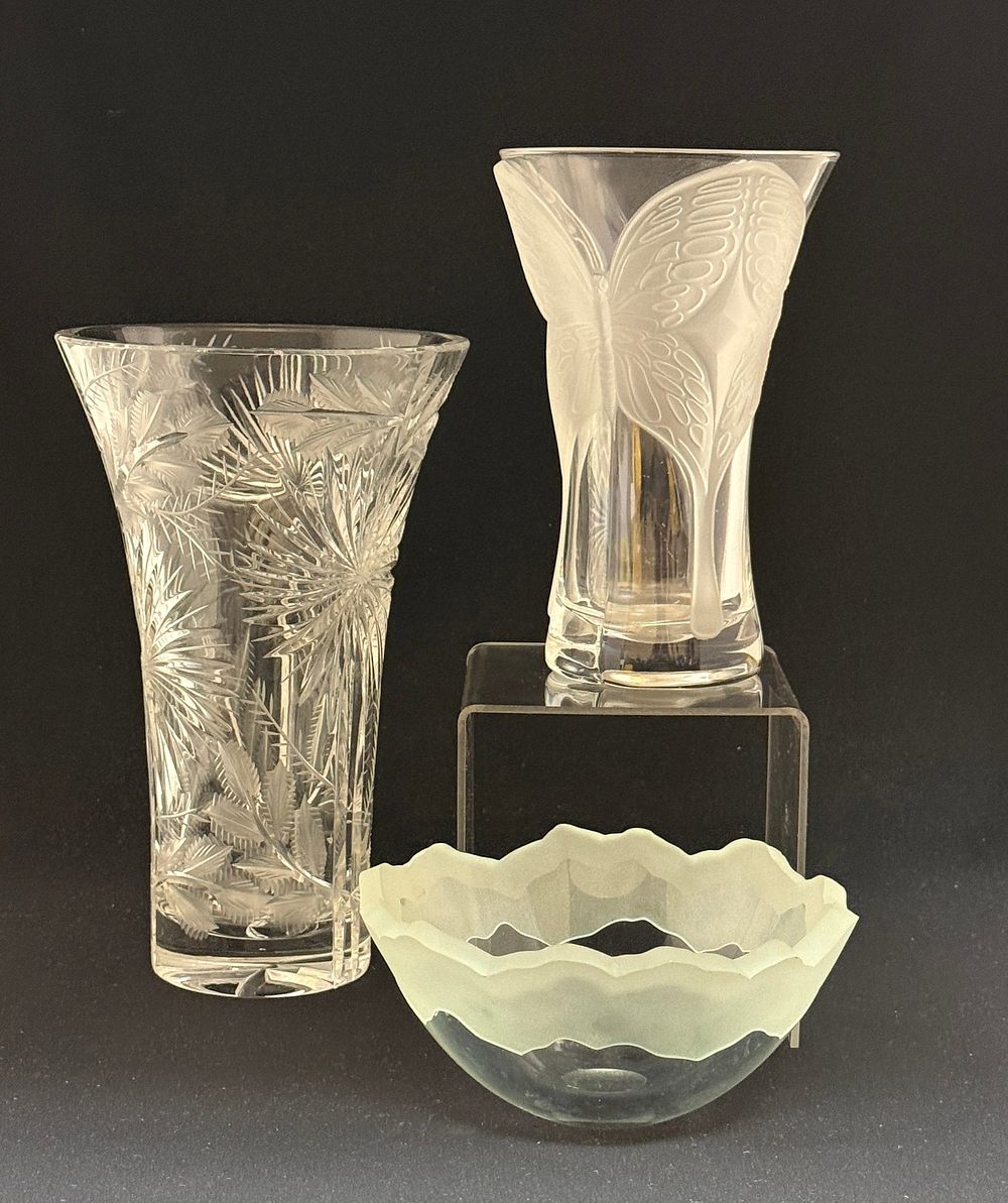 Lot 528: 3 Contemporary Crystal Items