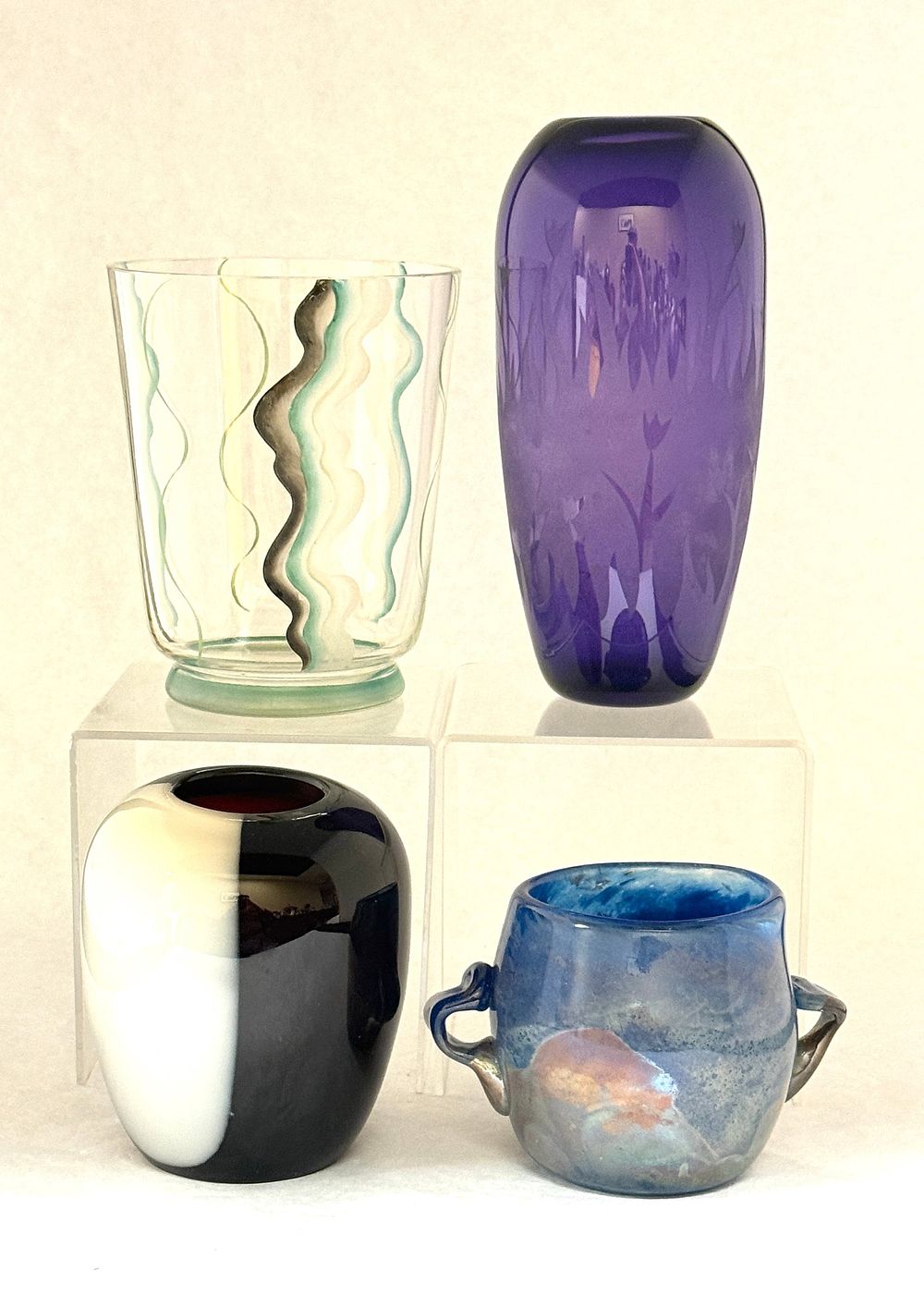 Lot 529: 4 Contemporary Glass Items