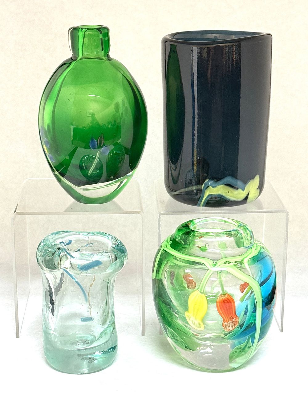 Lot 532: 4 Contemporary Paperweight Vases