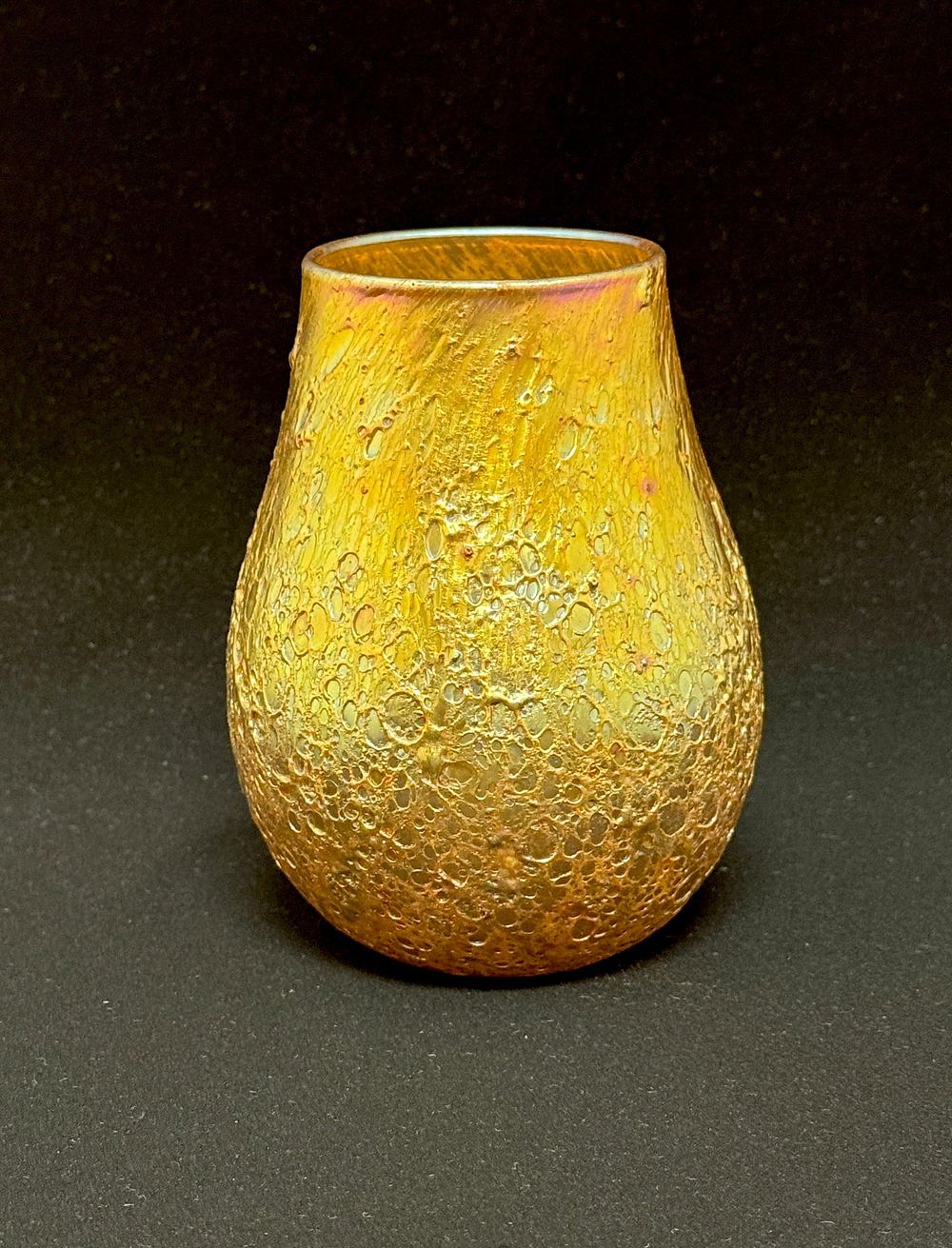 Lot 539: Zephyr Gold Cypriot Vase