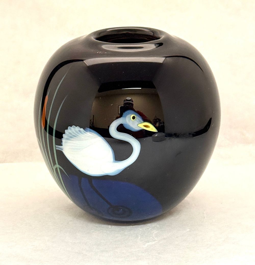 Lot 577: Orient and Flume Black Vase