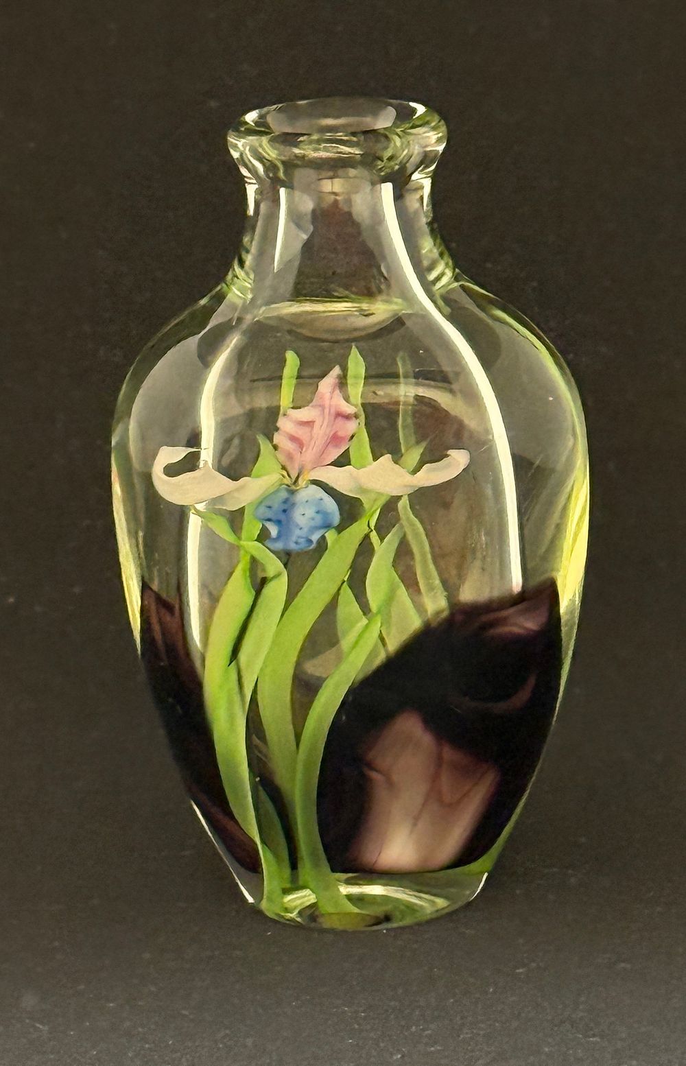 Lot 587: Lundberg Paperweight Vase