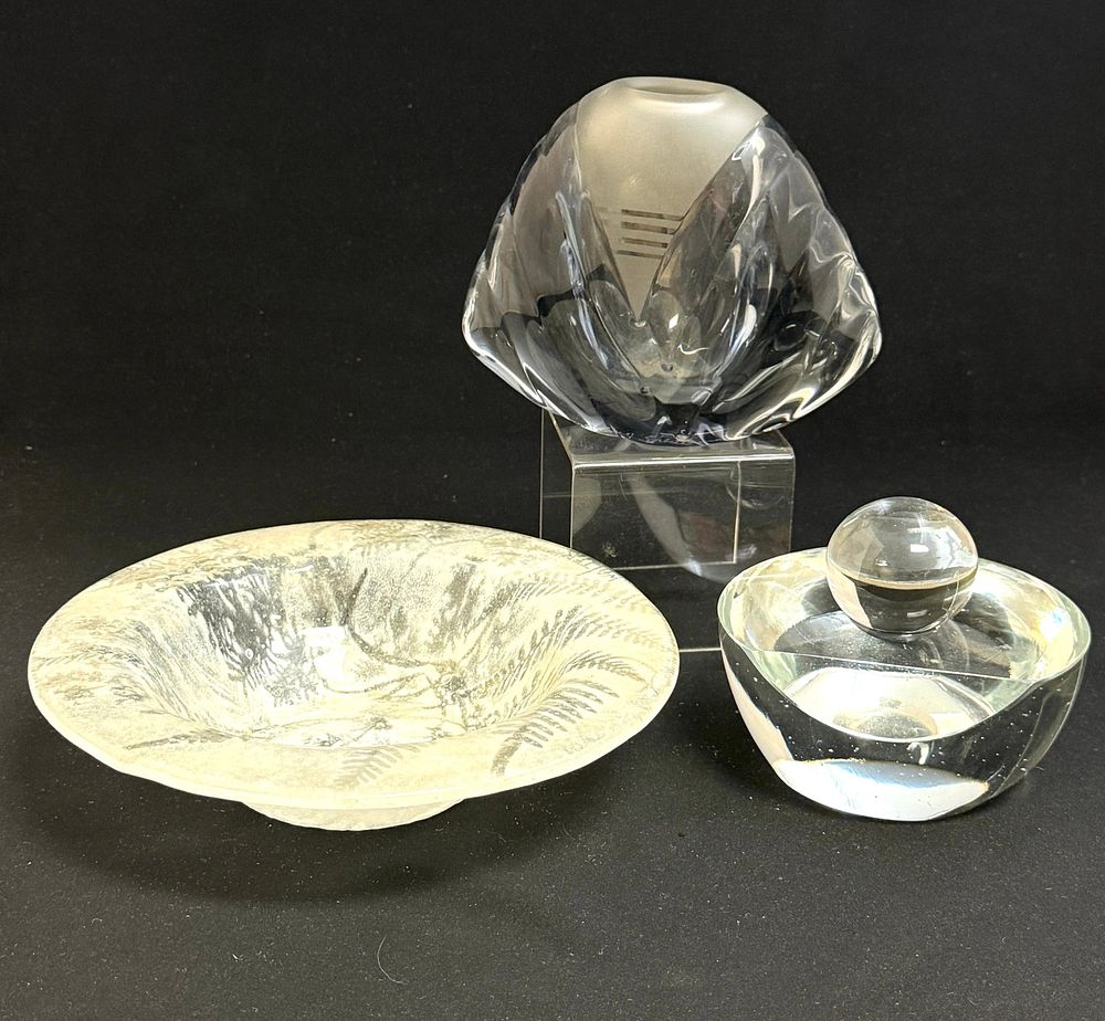 Lot 565: Three Glass items