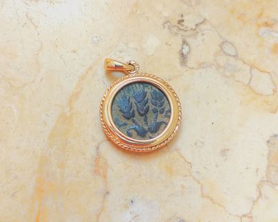 Gold pendant (14 ct) with original bronze prutah of Agrippa I, mint of Jerusalem, 41/2 C.E. Agri 